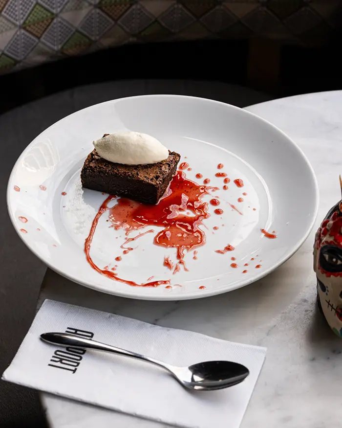 Postre y copa de espumante